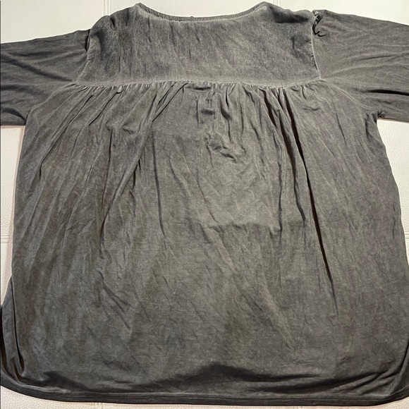 Freckled Poppy x POL Embroidered Detail Gray Women's Top - NWOT - Picture 3 of 10